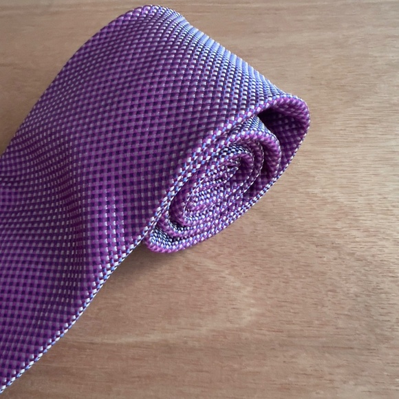 Charles Tyrwhitt polkadot 100% silk tie 62" L 3.5" W purple white classic - Picture 2 of 6